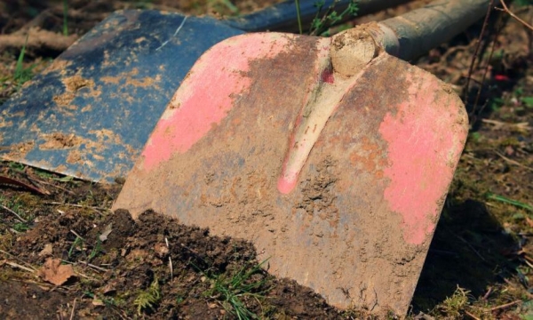 В Котласе мужчину, копавшего колодец, насмерть засыпало землёй