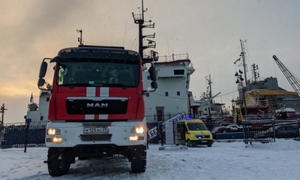 В Архангельске очевидцы спасли мужчину, который упал с причала на Красной пристани и провалился под лёд