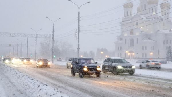 Над ликвидацией последствий снегопада в Архангельске работают 45 единиц техники