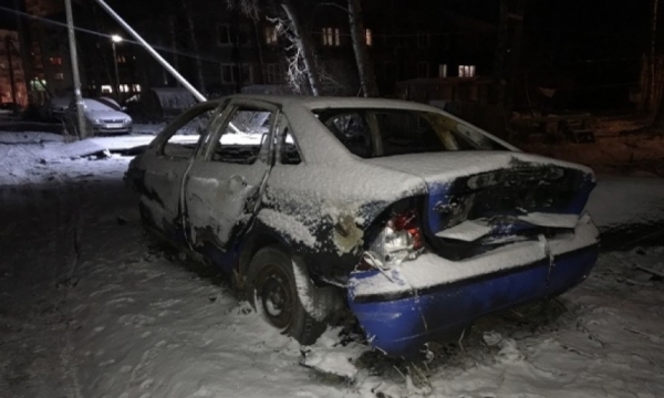 В центре Архангельска произошёл пожар в автомобиле. Дознаватели подозревают поджог