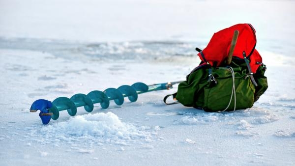 Нож и телефон спасли жизнь провалившемуся под лед рыбаку в Архангельской области