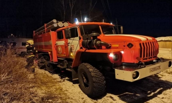 При пожаре на острове Бревенник в Архангельске погиб один человек
