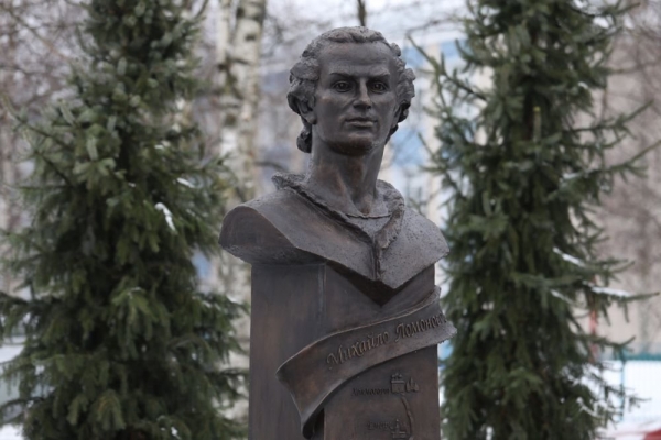   В Холмогорах открыли памятник юному Ломоносову 