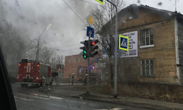 В центре Архангельска снова произошёл пожар в расселённой «деревяшке»