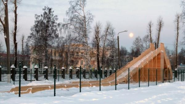Северодвинцы пристыдили мэрию за 6-миллионную деревянную горку в парке