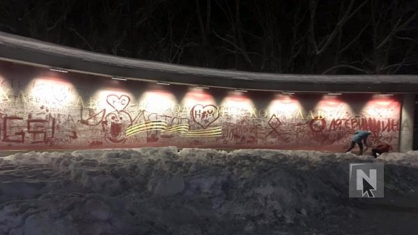 Вандализм или шалость: на памятном баннере в Архангельске появились снежные надписи