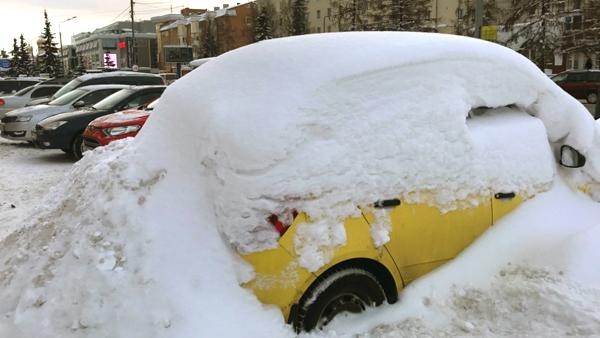 Неубранный Архангельск продолжает заваливать снегом
