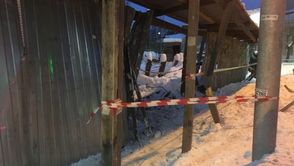 Иномарка снесла строительный забор и леерное ограждение в центре Архангельска