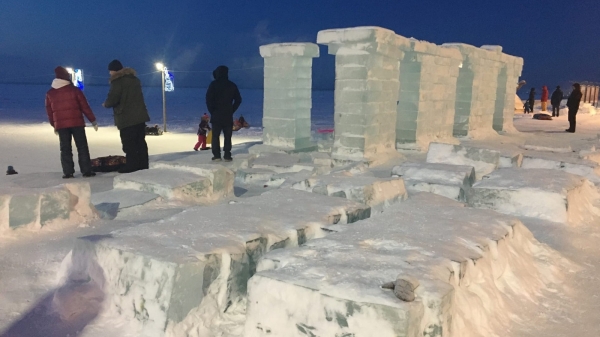 Архангельск встречает туристов ледовым недостроем и пустыми пряничными домиками 