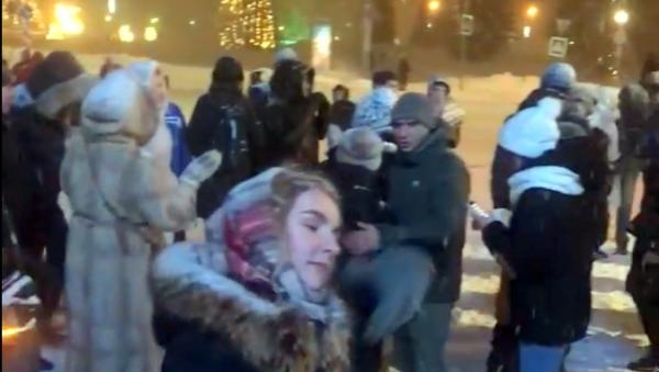 В центре Архангельска в новогоднюю ночь горожане организовали стихийную дискотеку