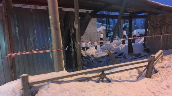 Иномарка снесла строительный забор и леерное ограждение в центре Архангельска