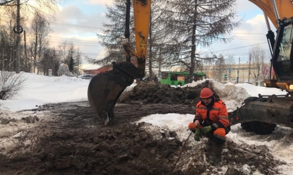 Специалисты «РВК-Архангельск» ремонтируют водопровод на Ленинградском проспекте