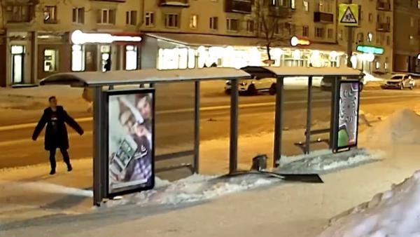 В Архангельске полиция поймала вандала, устроившего погром на автобусной остановке