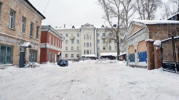 В Архангельске на системной основе начали чистить внутриквартальные проезды