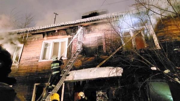 Ночью в центре Архангельска горел деревянный двухэтажный дом