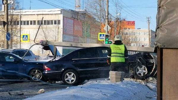 Фотофакт: иномарка снесла столб на оживленном перекрестке в Архангельске